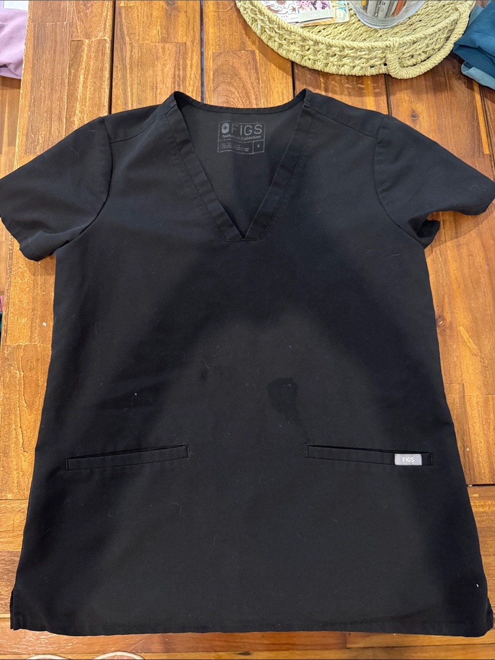 FIGS Women’s Casma Three-Pocket Scrub Top Black
